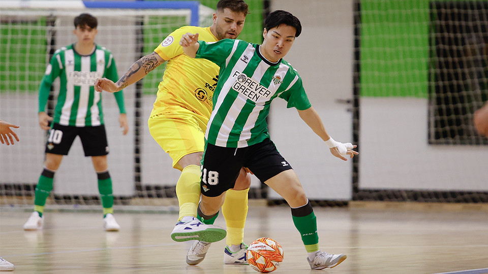 Gensuke, de Real Betis Futsal B, en el duelo ante Peñíscola FS