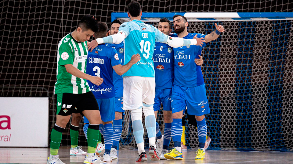 Los jugadores de Viña Albali Valdepeñas celebran el triunfo contra Real Betis Futsal
