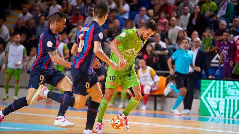 Marlon, jugador de Mallorca Palma Futsal, controla el balón defendido por Antonio Pérez y Sergio Lozano, del Barça