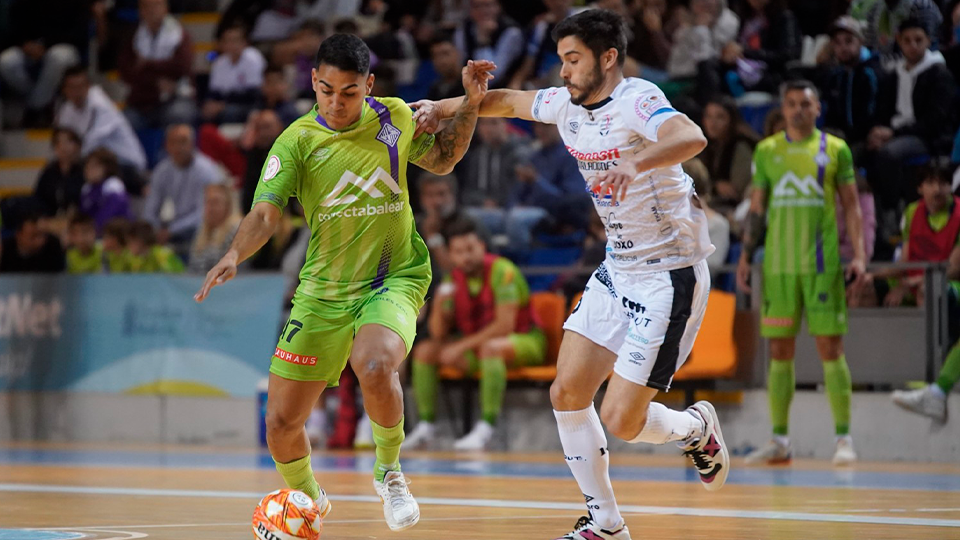 Lluc, jugador de Noia Portus Apostoli, defendiendo a Cléber, de Mallorca Palma Futsal