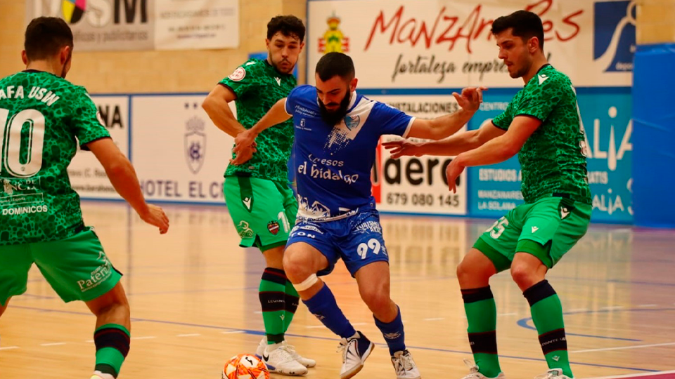 Juan Emilio, jugador de Quesos El Hidalgo Manzanares, rodeado por tres hombres de Levante UD FS