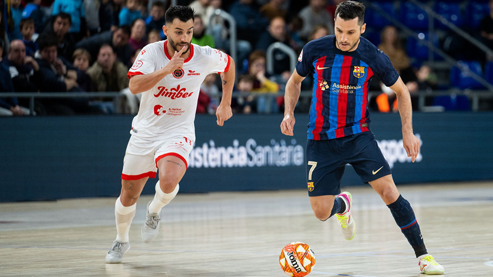 Dyego, del Barça, conduce el balón ante Waltinho, del Jimbee Cartagena