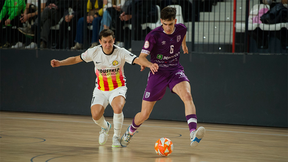 Pablo Ordóñez, jugador de BeSoccer CD UMA Antequera, pugna con Sebas Corso, de Industrias Santa Coloma