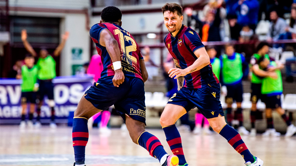 Péleh y Jamur celebran un gol de Levante UD FS