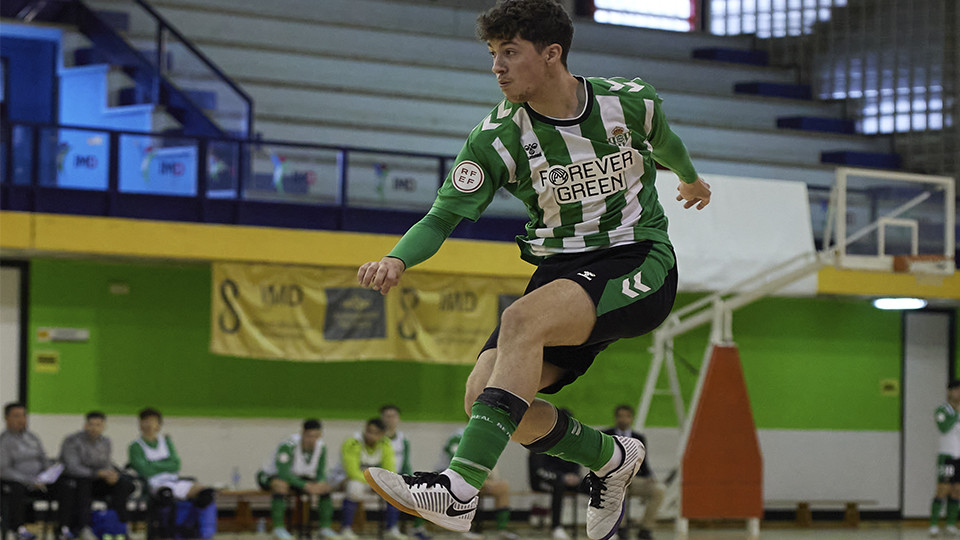 Guido, ala de Real Betis Futsal B, chutando a portería