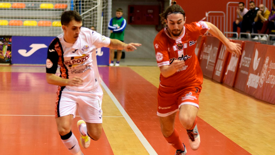 Marcel, de ElPozo Murcia, y Javi Mínguez, de Jimbee Cartagena, en el partido de la primera vuelta entre ambos