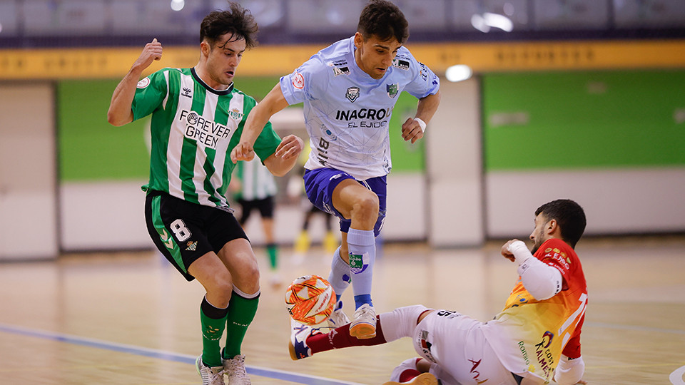 Mariano, del Real Betis Futsal B, lucha por el balón con Nacho Gil, del CD El Ejido Futsal