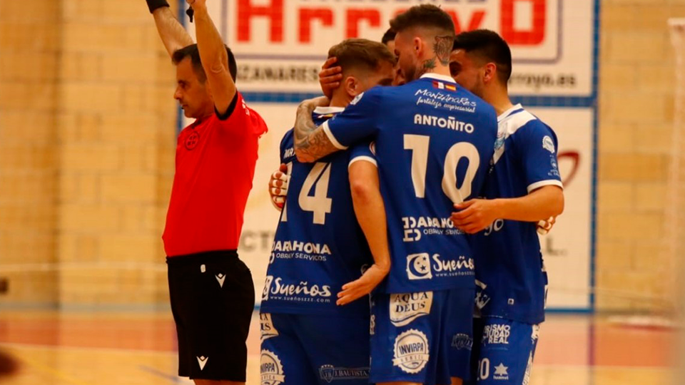 Los jugadores de Quesos El Hidalgo Manzanares celebran un gol