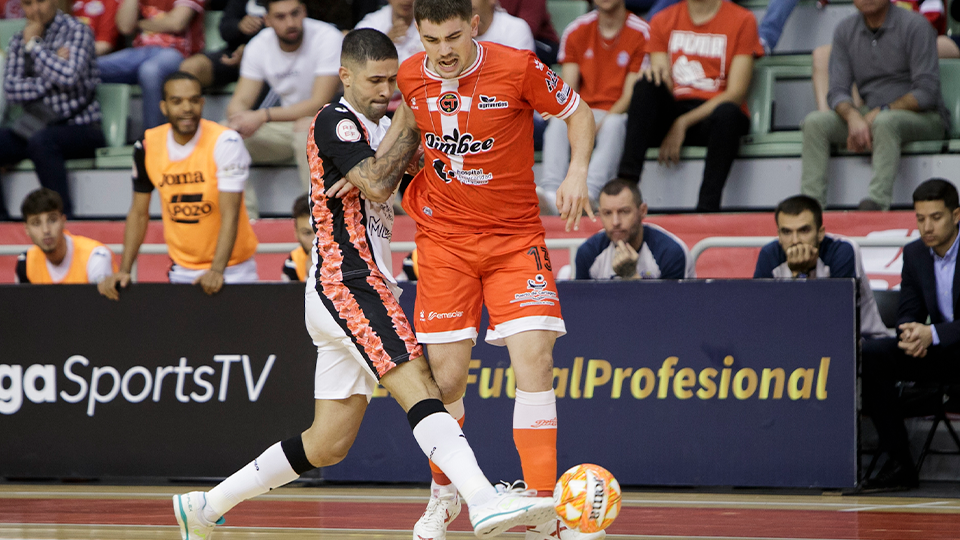 Mellado, jugador de Jimbee Cartagena, y Felipe Valerio, de ElPozo Murcia Costa Cálida, en el derbi