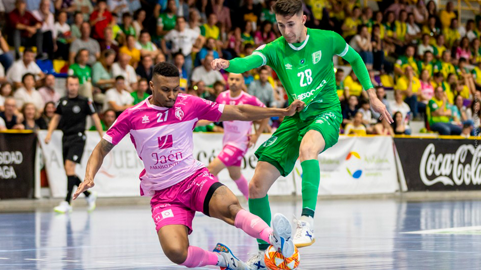 Sergio Barona, jugador de BeSoccer CD UMA Antequera, ante Renato, de Jaén FS