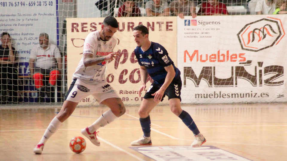 Bruno Gomes, jugador de Noia Portus Apostoli, y Piqueras, de Real Betis Futsal
