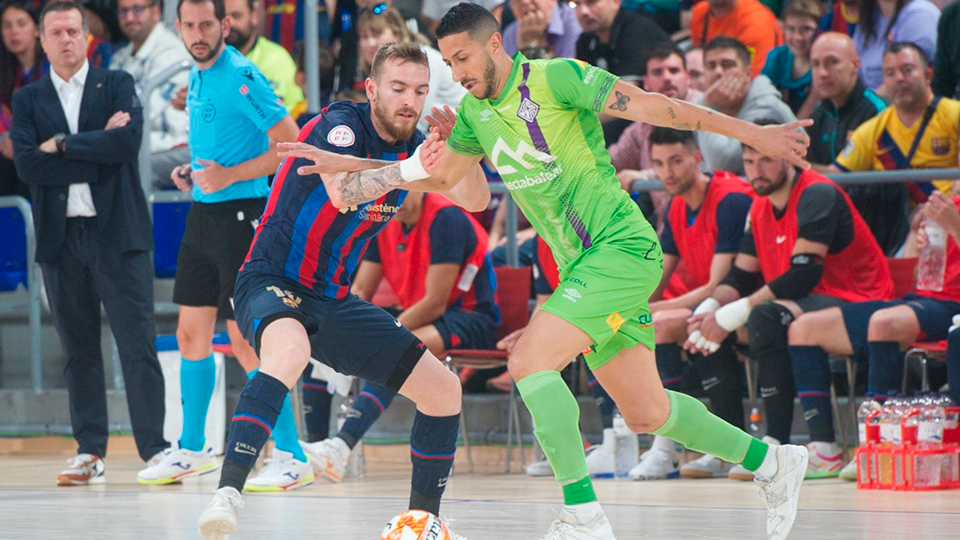 Sergio González, jugador del Barça, con Cainan, de Mallorca Palma Futsal