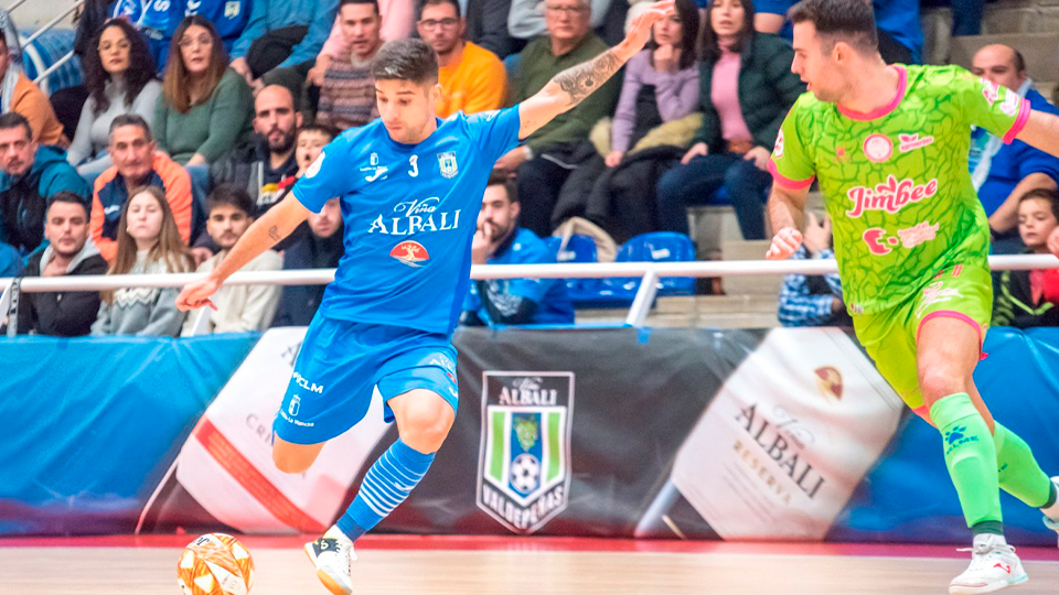 Ángel Claudino, jugador de Viña Albali Valdepeñas, golpea el esférico en el partido contra Jimbee Cartagena