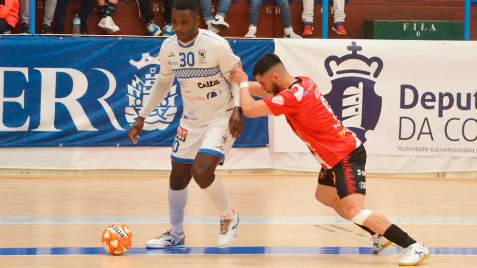 Domingos Xavier, jugador de O Parrulo Ferrol, controla el balón en el partido contra Sala 10 Zaragoza