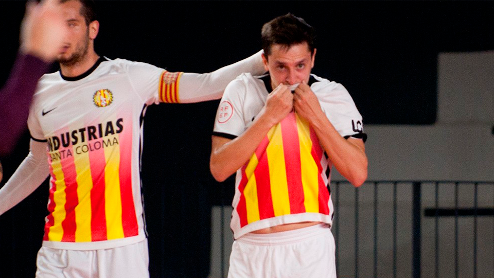 Sebas Corso se besa el escudo de Industrias Santa Coloma