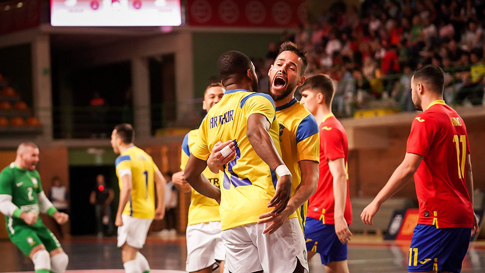 Marlon y Arthur celebran un gol de Brasil ante España. Foto: CBF