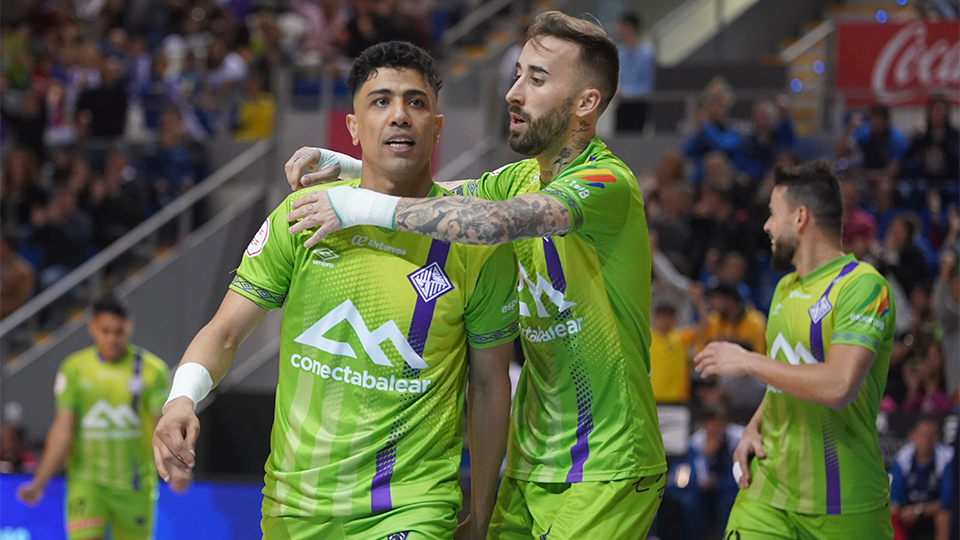 Tayebi y Mario Rivillos celebran un gol de Mallorca Palma Futsal