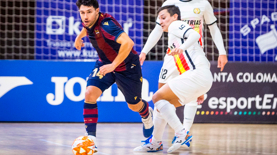 Roger, jugador de Levante UD FS, regatea a Sebas Corso, de Industrias Santa Coloma