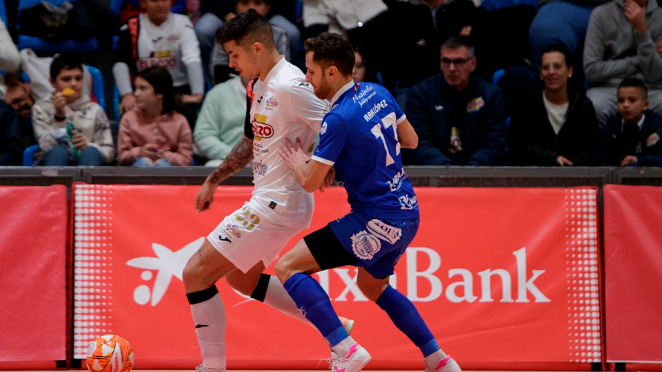 Darío, jugador de ElPozo Murcia Costa Cálida, protege el esférico ante Rafa López, de Quesos El Hidalgo Manzanares
