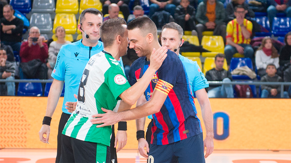 Saludo entre los capitanes, Lin y Sergio Lozano, en el partido de la primera vuelta