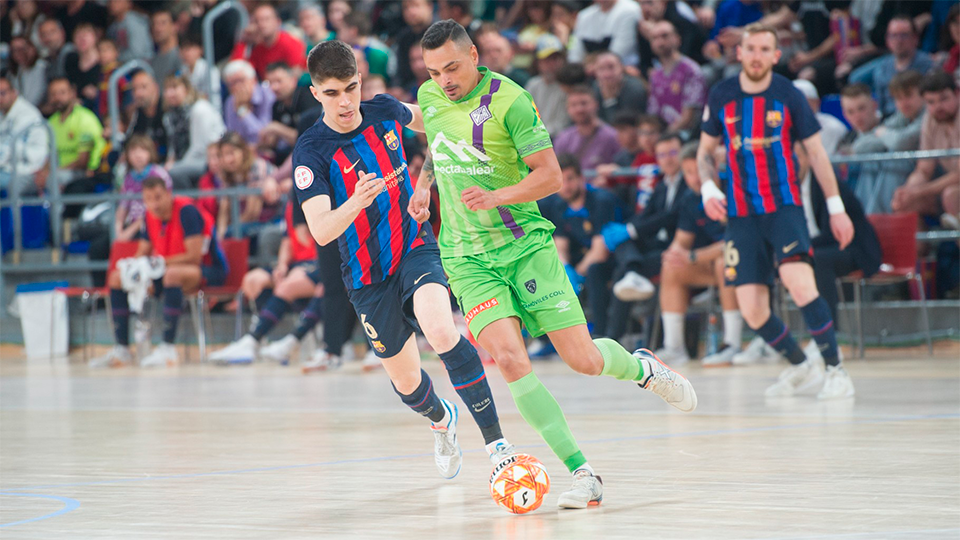 Mancuso, jugador de Mallorca Palma Futsal, ante Antonio Pérez, del Barça
