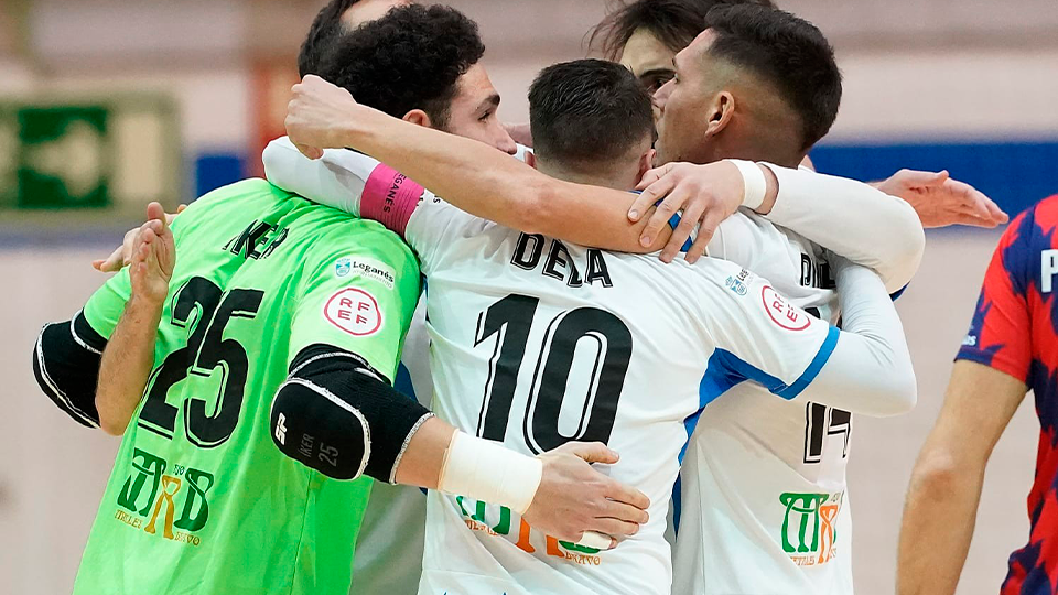 Iker López, abrazado a sus compañeros en un gol de CD Leganés FS