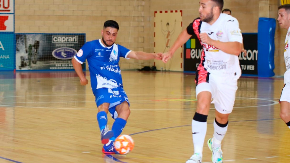 Cortés, jugador de Quesos El Hidalgo Manzanares, golpeando el esférico