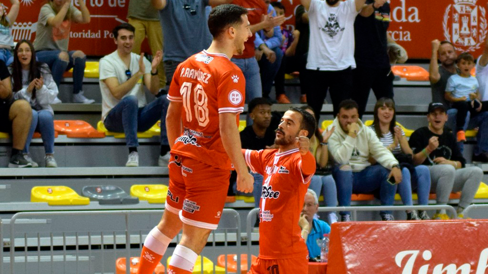 Pablo Ramírez celebra un gol de Jimbee Cartagena con Juanpi