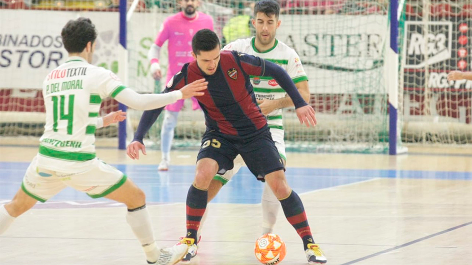 Antoniazzi, jugador de Levante UD FS, defendido por Ismael y Pablo del Moral, de Córdoba Patrimonio