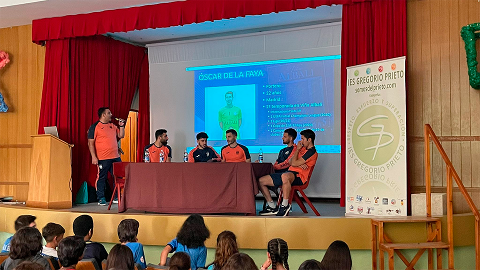 Los jugadores de Viña Albali Valdepeñas, en el IES Gregorio Prieto