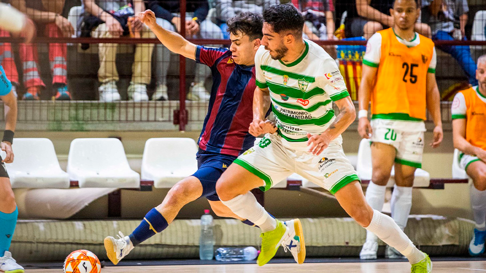 Lucas Perin, jugador de Córdoba Patrimonio, defendiendo a Pachu, de Levante UD FS