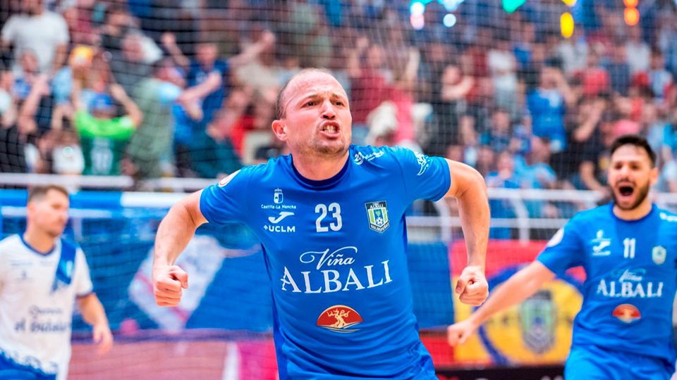 Nano, celebrando un gol de Viña Albali Valdepeñas