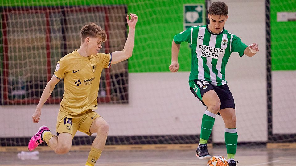 Pablo Muñoz, jugador de Real Betis Futsal B, junto a Puigvert, del Barça Atlètic