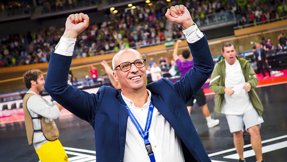 El entrenador del Mallorca Palma Futsal, Antonio Vadillo, celebra el pase a la Final de la UEFA Futsal Champions League