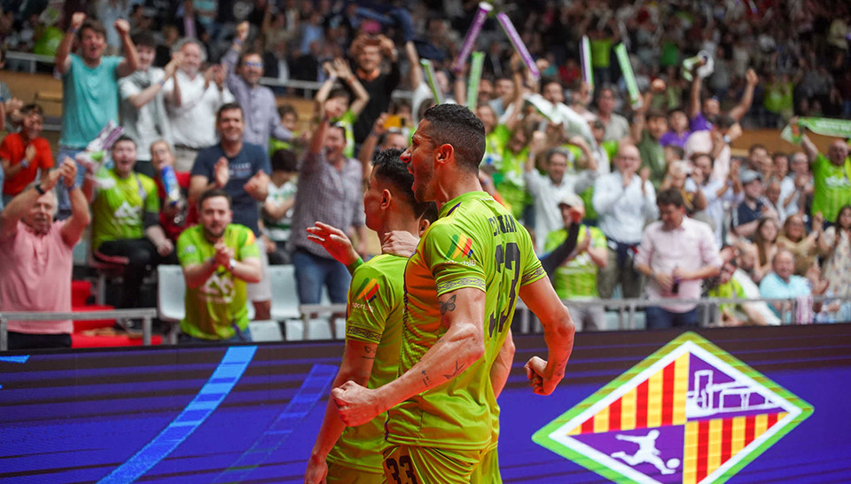 Los jugadores del Mallorca Palma Futsal celebran el pase a la final en el Velòdrom Illes Balears