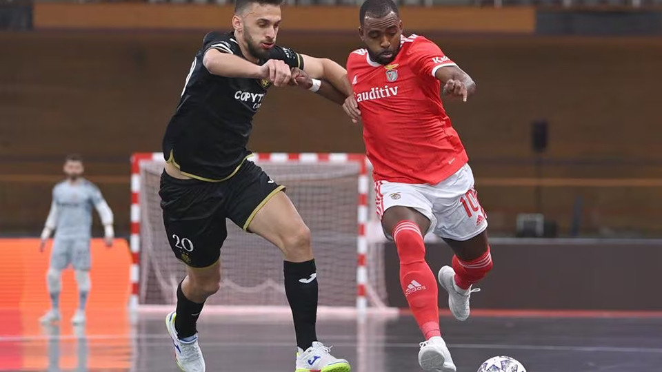 Arthur, del SL Benfica, conduce el balón ante Jelovcic, del RSD Anderlecht (Fotografía: UEFA)