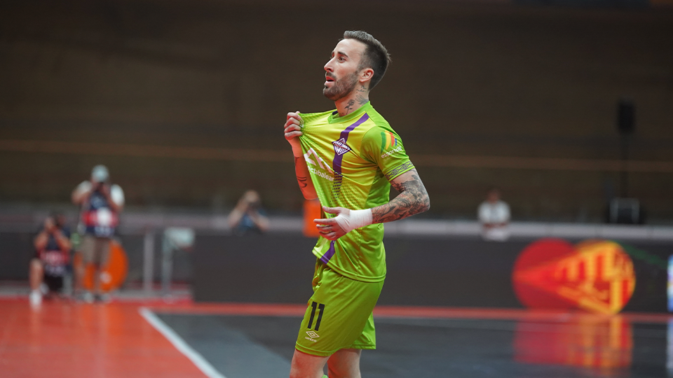 Mario Rivillos celebra el gol de Mallorca Palma Futsal en la final contra Sporting CP