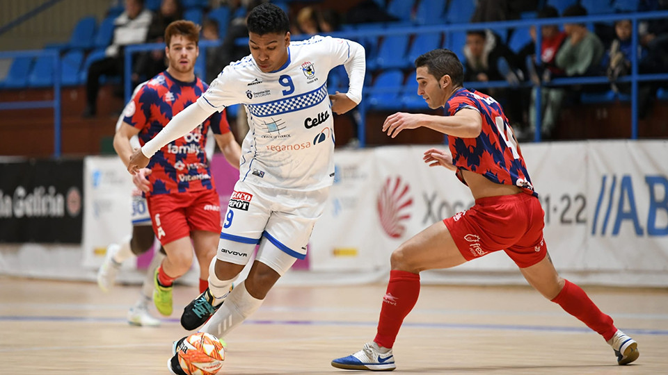 Wilson Francia. de O Parrulo Ferrol, defendido por Rubi, de Alzira FS (Fotografía: Ismael Mijan)