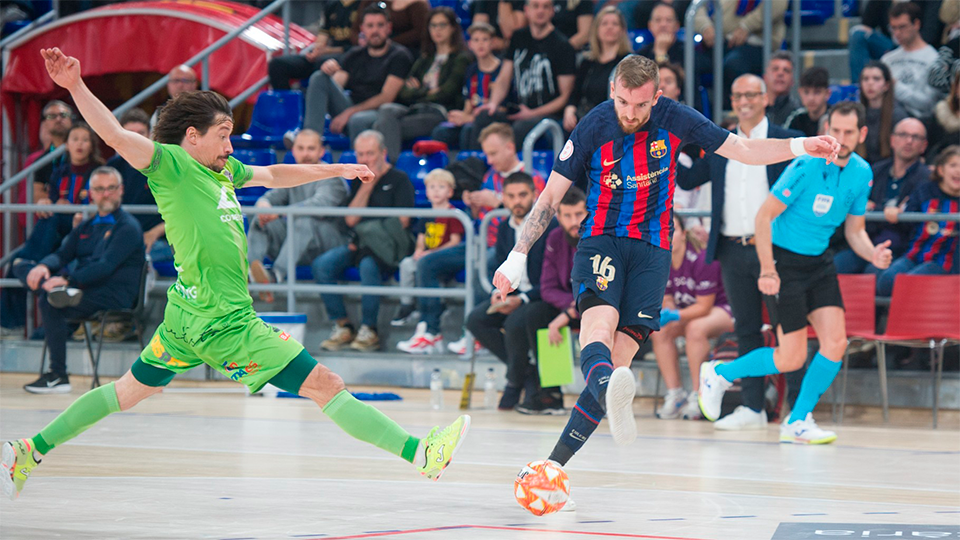 Sergio González, jugador del Barça, dispara ante Chaguinha, de Mallorca Palma Futsal