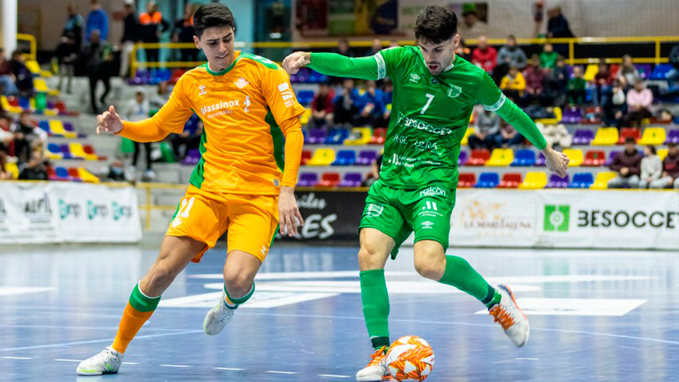 Raúl Jiménez, de Real Betis Futsal, y Álvaro Quevedo, de BeSoccer UMA Antequera