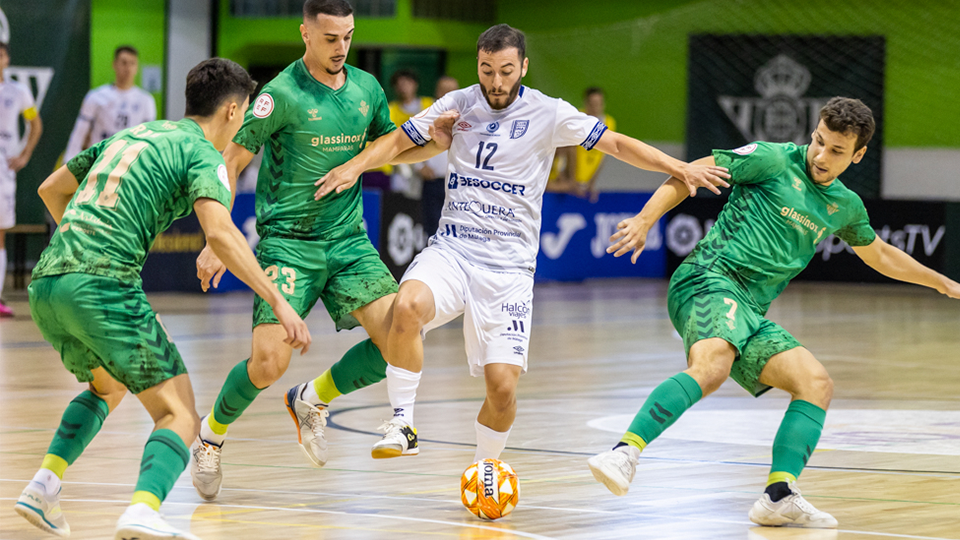 Cobarro, jugador de BeSoccer UMA Antequera, rodeado por Raúl Jiménez, Piqueras y Eric Pérez, del Real Betis Futsal