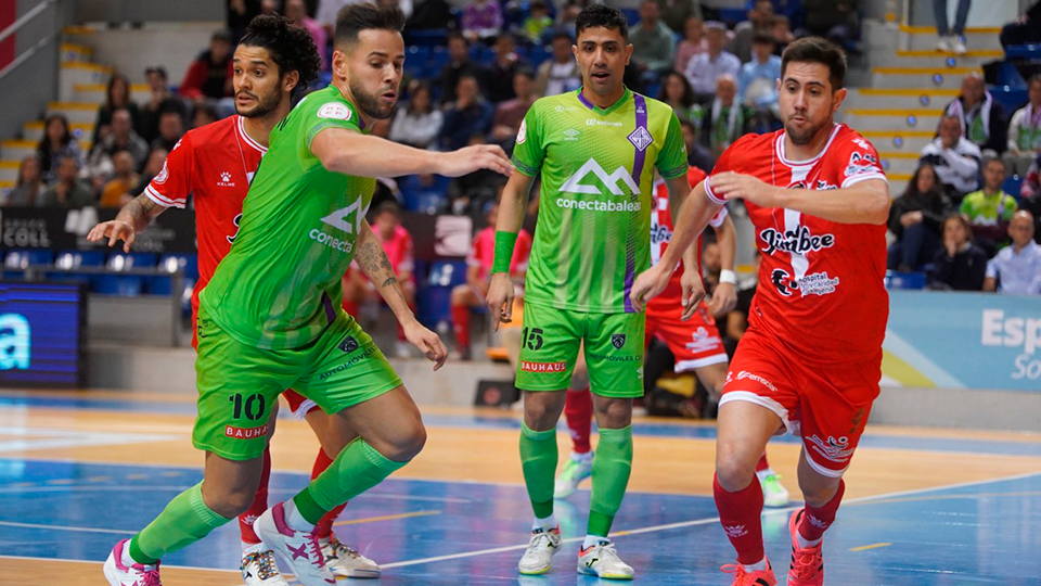 Marlon y Tayebi, de Mallorca Palma Futsal, pugnan con el esférico con Bebe, de Jimbee Cartagena