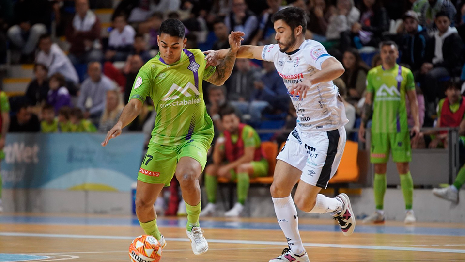 Cléber, jugador de Mallorca Palma Futsal, y Lluc, de Noia Portus Apostoli