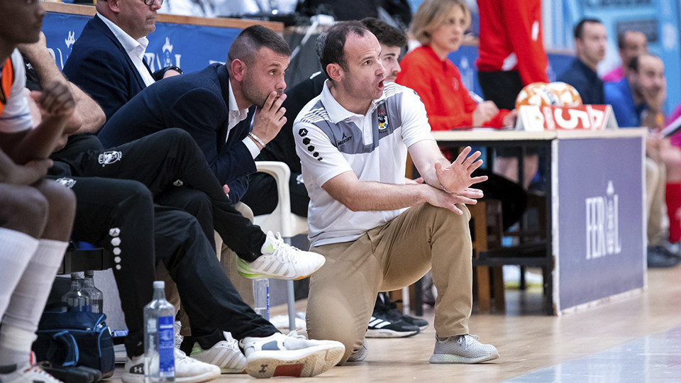 Juanma Marrube, entrenador de O Parrulo Ferrol, durante un partido