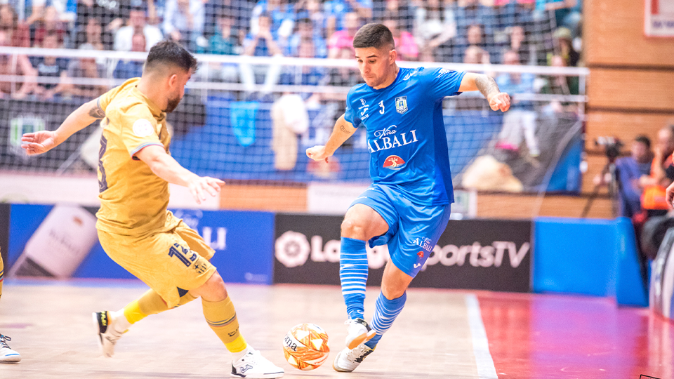Claudino, jugador de Viña Albali Valdepeñas, intenta regatear a Catela, del Barça