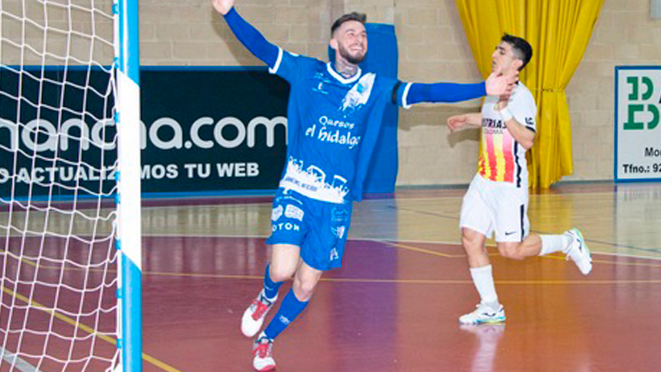 Antoñito celebra un gol de Quesos El Hidalgo Manzanares