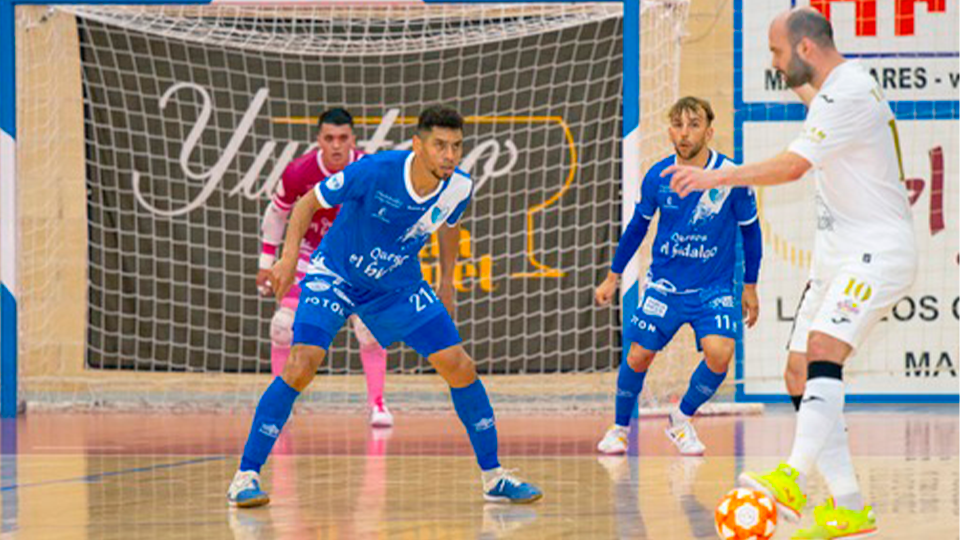 Deivao, jugador de Quesos El Hidalgo Manzanares, defendiendo a Taynan, de ElPozo Murcia Costa Cálida