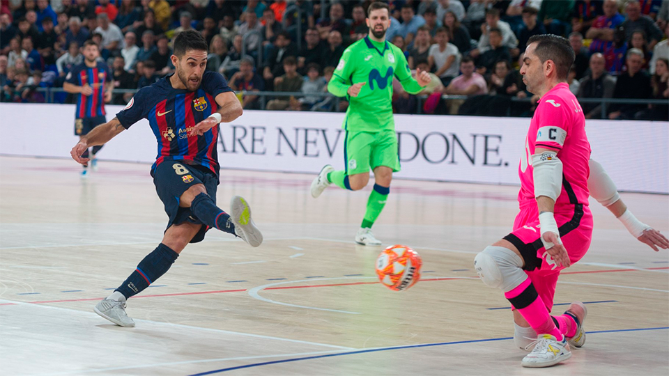 Adolfo, jugador del Barça, ante Jesús Herrero, portero del Inter FS