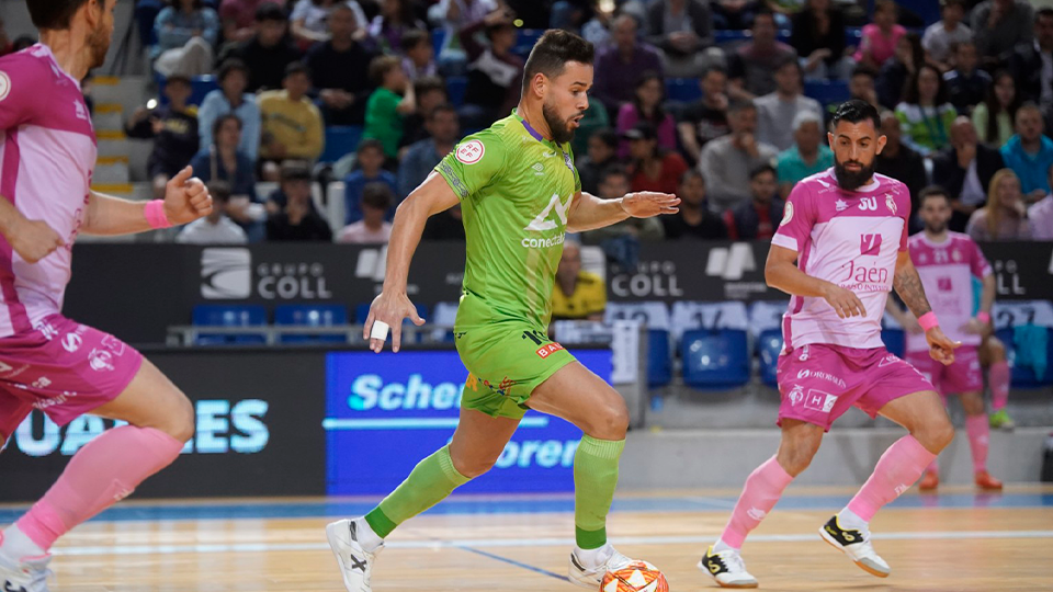 Marlon, jugador de Mallorca Palma Futsal, ante Taborda, de Jaén FS