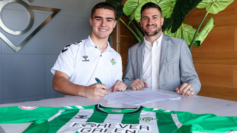 Pablo Muñoz, firmando su renovación con el Real Betis Futsal